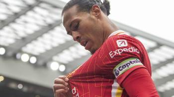 El neerlandés Virgil van Dijk, capitán del Liverpool, besa el escudo de su camiseta después de anotar el gol de la victoria en el partido de la Premier League ante el West Ham.