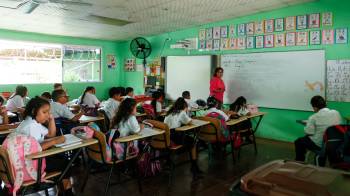 La precarización docente y la exclusión estudiantil no son problemas aislados, sino síntomas de un modelo que reproduce desigualdad.