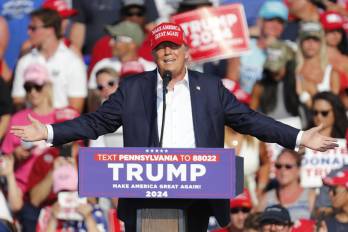 El expresidente estadounidense Donald Trump habla ante la multitud poco antes de sufrir un atentado este sábado durante un mitin en la localidad de Butler, en Pensilvania.