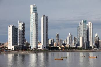 El informe indica que la economía regional crecería un 2,2% en 2026, después de expandirse un 2,4% en 2025, y registraría una recuperación parcial hasta el 2,5% en 2027.