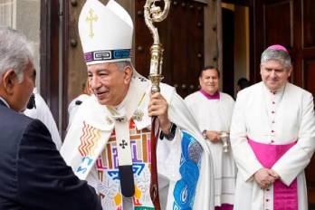 Ulloa saluda al presidente José Raúl Mulino al finalizar la homilía.