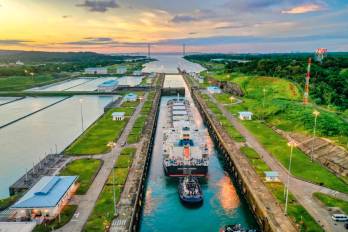 Un barco transita por una de las esclusas del Canal de Panamá, por donde transita el 6 % del comercio marítimo mundial.
