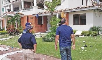 Inspección de los daños causados por la explosión.