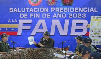Esta fotografía publicada por la presidencia venezolana muestra al presidente de Venezuela, Nicolás Maduro (centro), pronunciando un discurso junto al ministro de Defensa venezolano, Vladimir Padrino López (izq.), durante una reunión con miembros de la Fuerza Armada Nacional Bolivariana.