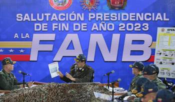 Esta fotografía publicada por la presidencia venezolana muestra al presidente de Venezuela, Nicolás Maduro (centro), pronunciando un discurso junto al ministro de Defensa venezolano, Vladimir Padrino López (izq.), durante una reunión con miembros de la Fuerza Armada Nacional Bolivariana.