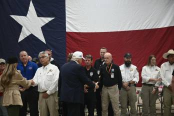 El presidente de Estados Unidos, Donald Trump, y la primera dama, Melania Trump, estrechan la mano a los trabajadores de emergencia tras una mesa redonda con funcionarios locales y personal de primera respuesta en el Happy State Bank Expo Hall de Kerrville, Texas.