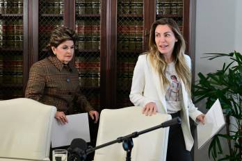 El conflicto involucra alrededor de 3.000 álbumes de recortes personales compilados desde la década de 1960.