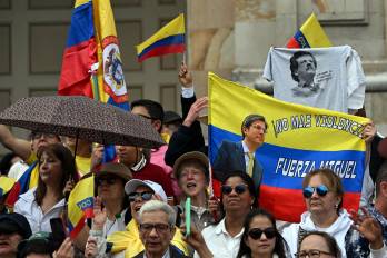 Uribe, senador conservador de 39 años, recibió dos disparos en la cabeza y uno en la pierna mientras pronunciaba un discurso en un parque el 7 de junio en el oeste de Bogotá.