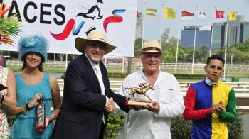Allan Baitel (i) fue el oferente del trofeo del triunfo al propietario del ganador de la prueba Armando Castro.