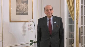 El ministro de Relaciones Exteriores de Colombia, Álvaro Leyva, de 81 años, posa tras una entrevista realizada en la residencia del embajador colombiano durante su visita a París, en el marco del Foro de París por la Paz, el 10 de noviembre de 2023.