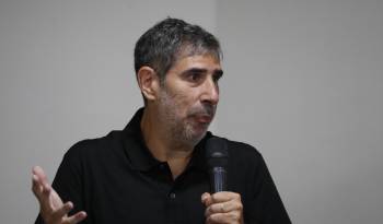 El argentino Gonzalo García habla durante su presentación como entrenador del equipo nacional panameño.