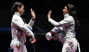 Las esgrimistas Alejandra Jhonay Benitez Romero (i.) y Nada Hafez (d.).