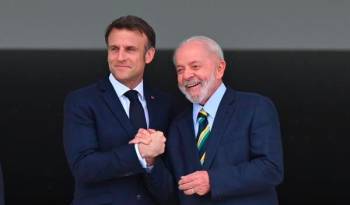 El presidente de Francia, Emmanuel Macron, posa con el presidente de Brasil, Luiz Inácio Lula da Silva, este jueves en el Palacio del Planalto, en Brasilia (Brasil).
