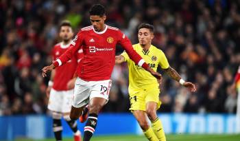 El defensa francés Raphael Varane (C).