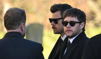 Los ex miembros de la banda One Direction, Harry Styles (C) y Niall Horan, se van después de asistir al funeral del fallecido cantante de One Direction, Liam Payne, en una iglesia de St Mary en Amersham, al oeste de Londres, el 20 de noviembre de 2024.