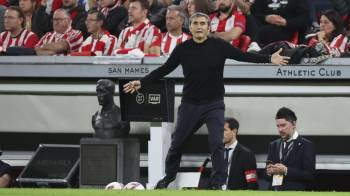 El técnico del Athletic Club, Ernesto Valverde, durante un encuentro en San Mamés.