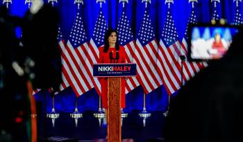 La republicana Nikki Haley anuncia la suspensión de su campaña presidencial durante una conferencia de prensa en Daniel Island, Charleston, Carolina del sur.