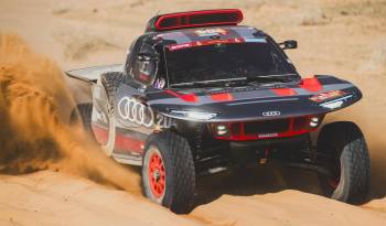 Los pilotos españoles Carlos Sainz y Cruz Lucas del equipo Audi Sport participan en el Dakar.
