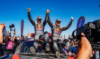 Carlos Sainz y Lucas celebran su victoria en el Dakar 2024. EFE/EPA/Gerard Laurenssen