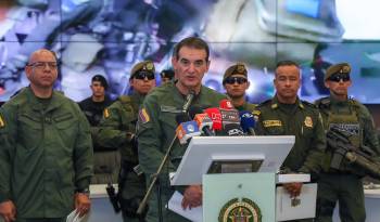 Fotografía cedida por la Policía de Colombia que muestra al director de la Policía de Colombia, general William René Salamanca (c) mientras habla hoy, durante una rueda de prensa en Bogotá (Colombia).