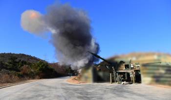 El ejército surcoreano respondió ayer viernes con maniobras con fuego real a los ensayos de artillería realizados poco antes por Corea del Norte