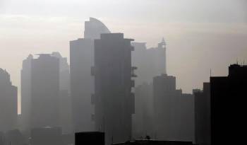 Fotografía de la espesa nube que cubrió parte de la ciudad debido a un incendio, ayer, en la ciudad de Panamá.