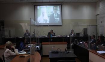 Fotografía de archivo que muestra al general retirado Benedicto Lucas García (pantalla) durante una audiencia donde un tribunal pretendía iniciar el juicio en su contra por genocidio, en Ciudad de Guatemala.