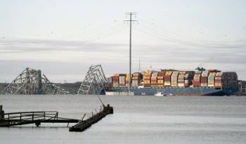 El carguero Dali, con bandera de Singapur, se estrelló contra el puente Francis Scott Key parcialmente derrumbado en Baltimore, Maryland.