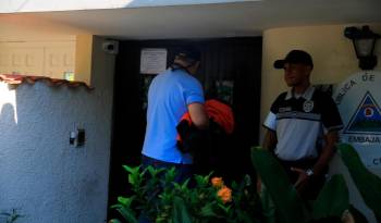 El expresidente Ricardo Martinelli se mantiene en la embajada de Nicaragua en Panamá y recibe la visita de familiares y copartidarios.