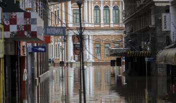Fotografía que muestra una calle inundación de agua y basura este lunes, en Porto Alegre, Brasil.