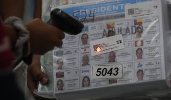 Una empleada del Tribunal Electoral registra bolsas con papeletas electorales este 4 de mayo de 2024, en una bodega en Ciudad de Panamá (Panamá). EFE/ Bienvenido Velasco