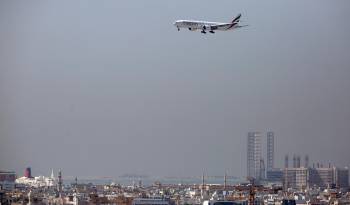Un avión de la aerolínea Emirates sobrevuela Dubái, Emiratos Árabes Unidos, en una imagen de archivo.