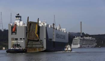 Fotografía de un buque de carga de transporte de automóviles junto a un crucero transitan, el 7 de diciembre del 2023, por la ruta del canal de Panamá (Panamá).