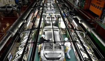 Fotografía de archivo en la que se registró una vista cenital de una línea de producción de la planta de ensamblaje de la automotriz japonesa Toyota Tsutsumi, en Toyota, en Nagoya, Japón.