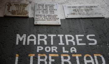 Muro conmemorativo de las víctimas mortales de las protestas del 12 de febrero de 2014, en Caracas (Venezuela).