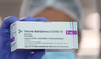Una persona muestra un envase de la vacuna AstraZeneca para combatir la covid-19.