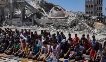 Ciudadanos palestinos desplazados durante la oración del viernes en las ruinas de la Mezquita Al-Islam, previamente destruida en un ataque aéreo israelí en Khan Yunis, al sur de la Franja de Gaza, este viernes.