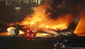 El choque ocurrido hoy en la pista del aeropuerto de Haneda, en Tokio.