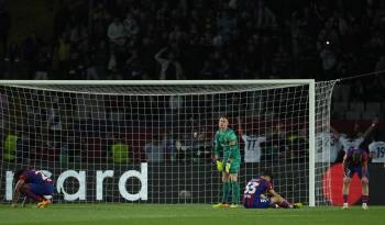 Los jugadores del FC Barcelona tras el cuarto gol del PSG durante el partido de vuelta de los cuartos de final de la Liga de Campeones.