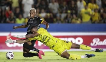 Anthony Stewart (i) de Independiente marca un gol este 9 de agosto de 2023, durante un partido de la final de la Liga Panameña de Fútbol (LPF) entre Club Atlético Independiente (CAI) y Tauro.