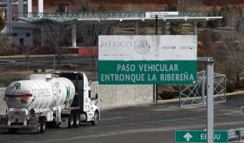 Un vehículo transita por el área de carga de Puente de Tornillo, el 8 de febrero de 2024, en Ciudad Juárez, México.