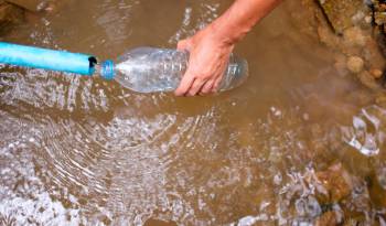 La reutilización de los envases de plástico conlleva una contaminación bacteriana.