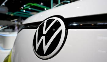 El logotipo del fabricante de automóviles alemán Volkswagen (VW) se ve en el frente de un Volkswagen ID.