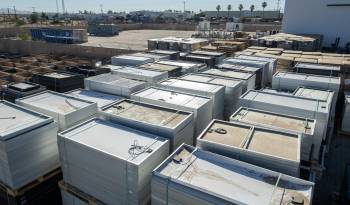 Los paneles solares dañados que se van a reciclar se muestran en la planta We Recycle Solar en Yuma, Arizona, el 6 de diciembre de 2023.