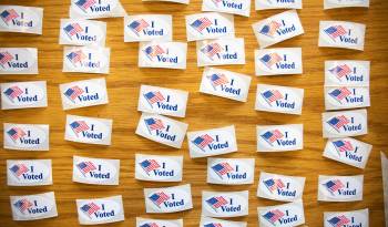 Pegatinas que dicen “Yo voté” cubren una mesa en un colegio electoral durante las primarias de Carolina del norte el supermartes.