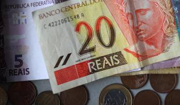 Imagen de archivo de billetes de reales en Río de Janeiro (Brasil). . EFE/Marcelo Sayão