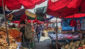 Fotografía de archivo de un mercado informal en Lima (Perú).