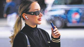 Una mujer utiliza un vapeador