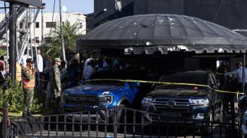 Integrantes del Ejército custodian a las afueras de la discoteca Jet Set este 8 de abril de 2025, en Santo Domingo (República Dominicana).