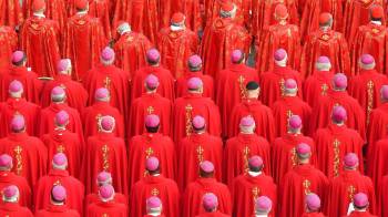 Cardenales durante la ceremonia fúnebre por el Papa emérito Benedicto XVI.